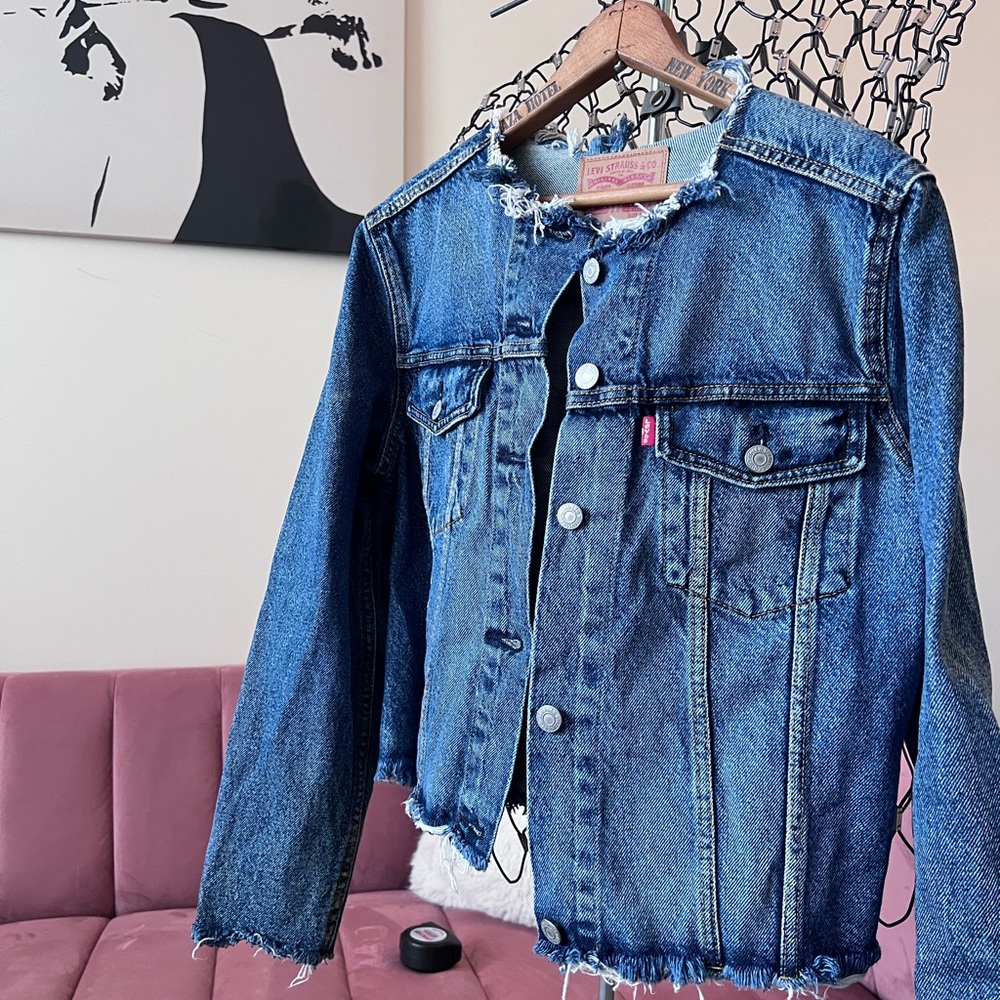 LEVI’S Distressed Blue Denim Jean Jacket Women’s Size Large Vintage Trucker